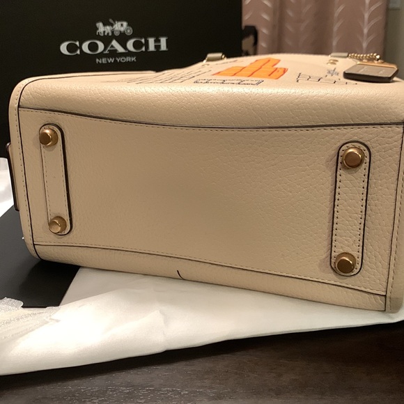 SOLD! COACH Leather X Jean-Michel Basquiat
Rogue 25 in Brass/lvory. - Picture 6 of 7